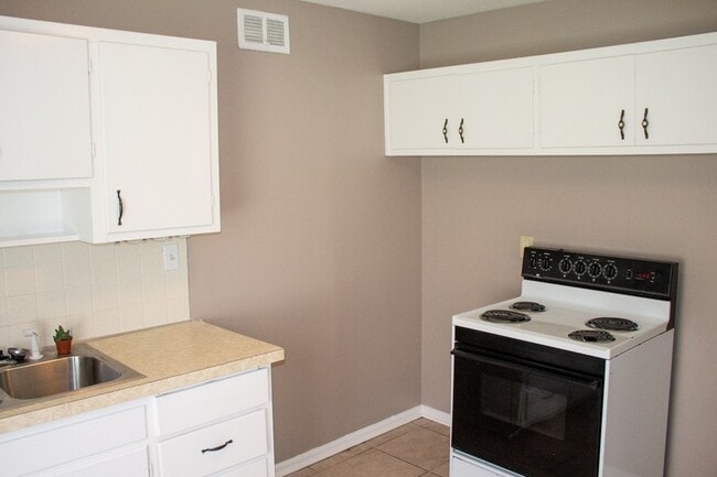 Photo - 8907 E 73rd St