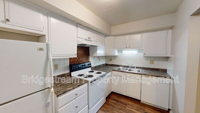 Photo - 481 N Broadway St