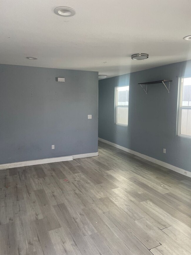 Building Photo - San Pedro Unit 414 1/2