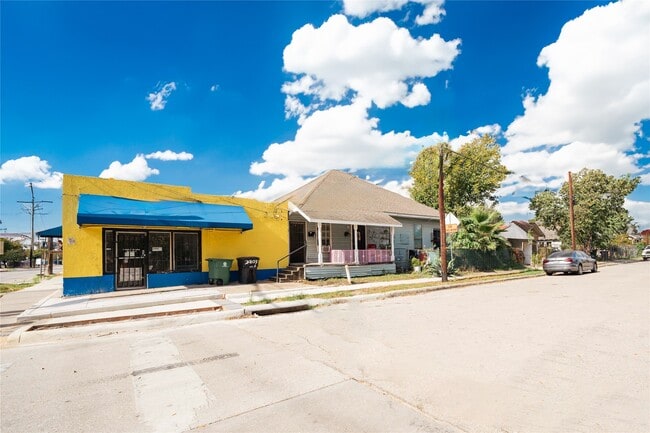 Building Photo - 2303 Chestnut St Unit A