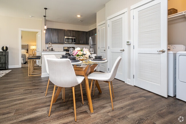2BR, 2BA - 1,043SF