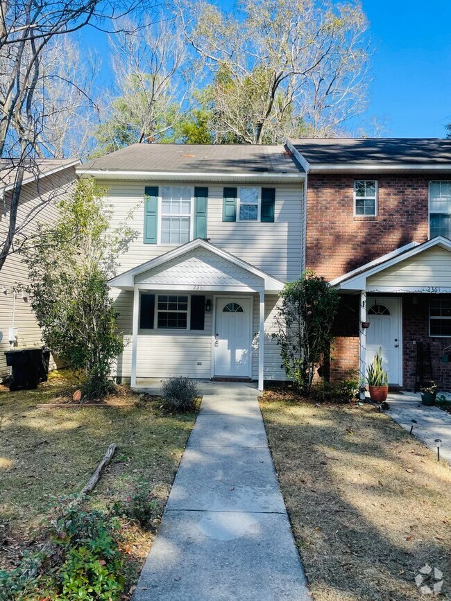 Building Photo - Spacious Townhouse off Hartsfield Road