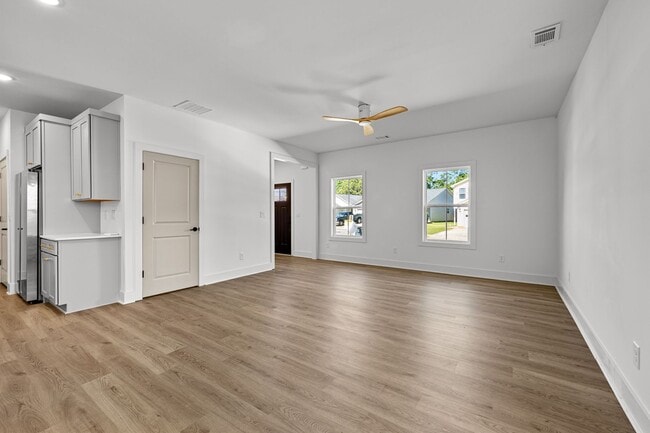 Photo - 3 Bedroom House Walkable to downtown Zebulon with Lawncare included!