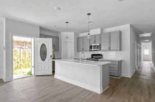 Photo - 6010 Bobby Burns St