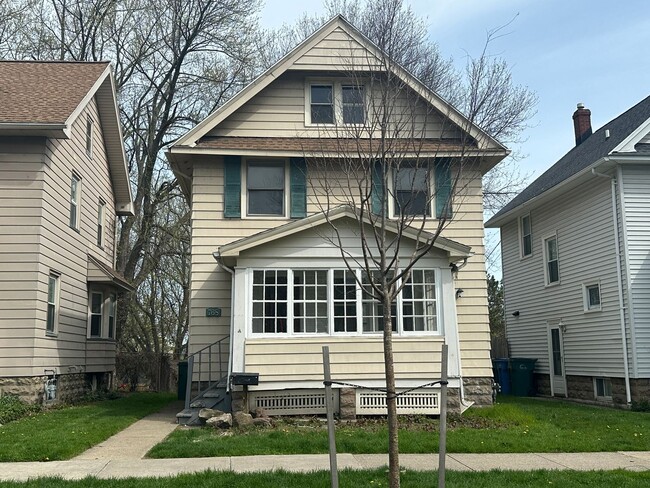 Building Photo - SINGLE FAMIKY FOR RENT IN MAPLEWOOD LOCATION !