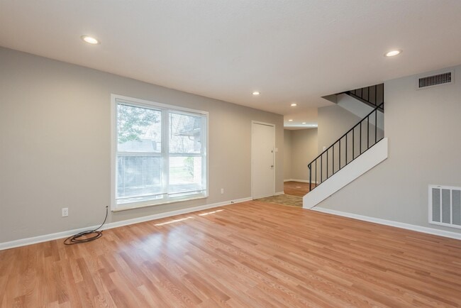 Photo - 502 Cedartop Ln NW Unit B