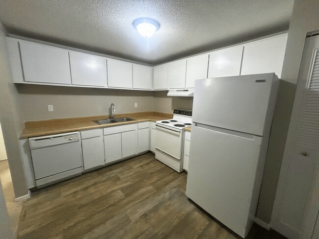 Hollow Hills Apartments