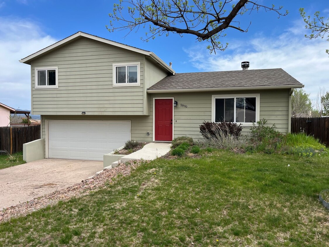 3 Bed, 2 Bath Split Level with A/C! - Avai... - 3 Bed, 2 Bath Split Level with A/C! - Avai...