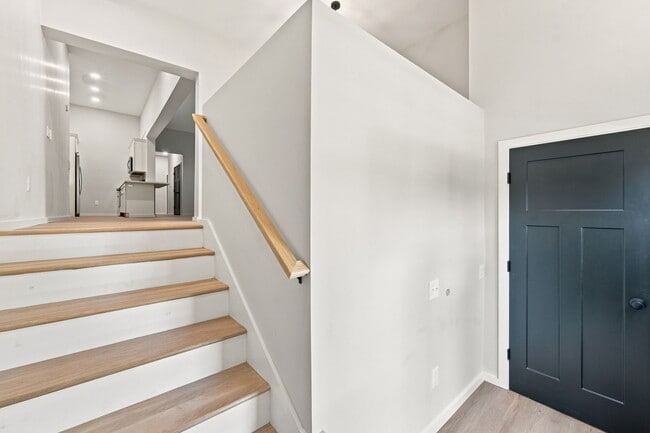 Photo - 1568 Lonsdale Ave Unit 201
