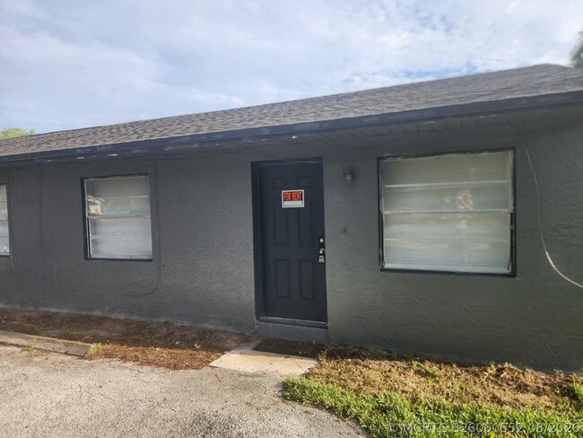 Building Photo - 5006 Sanibel Ave