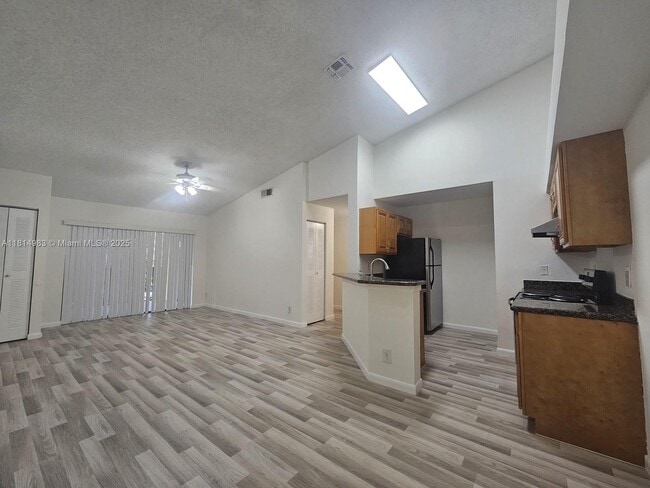 Photo - 9999 Summerbreeze Dr Unidad 209 Rental