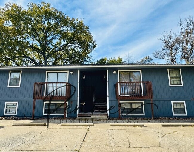 Building Photo - 716-D NE BALL DR