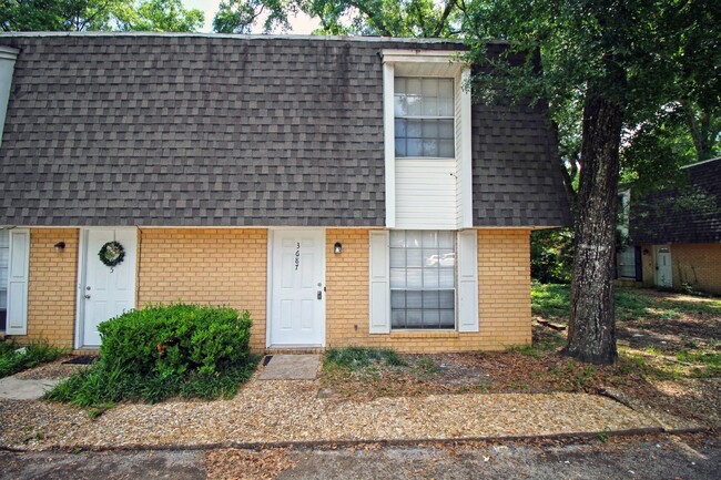 Charming & Convenient 3-Bedroom Townhome i... - Charming & Convenient 3-Bedroom Townhome i...