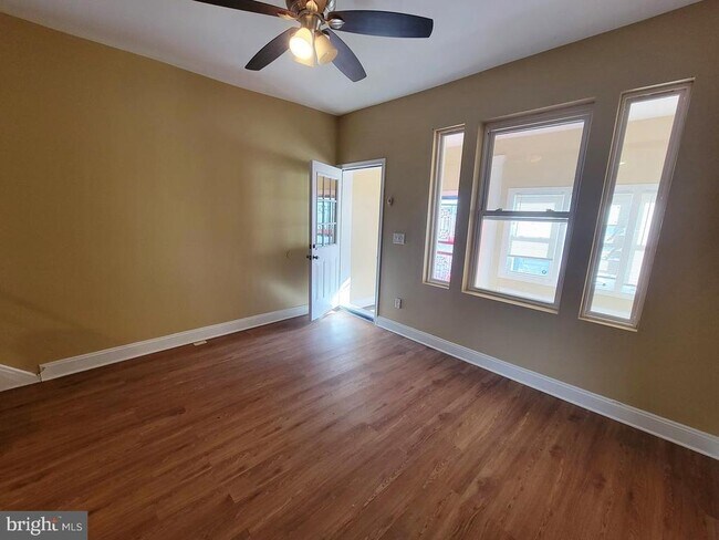 Photo - 923 E Schiller St