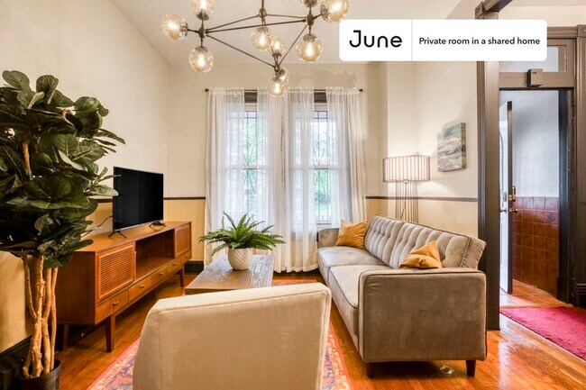 Room in Shared 4 bed/2 bath home in Columbia Heights