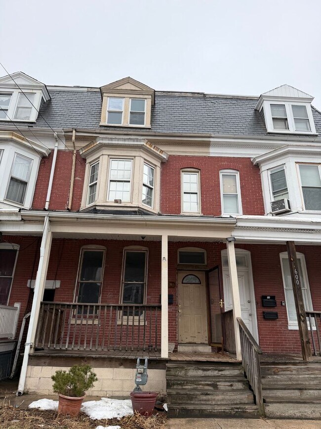 Building Photo - Pet Friendly 5 Bedroom Home in York!