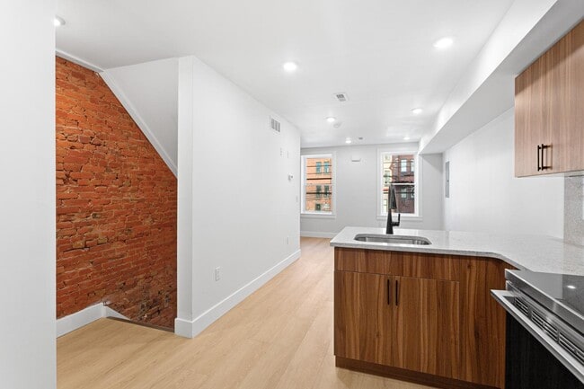 Photo - 118 E Huntingdon St