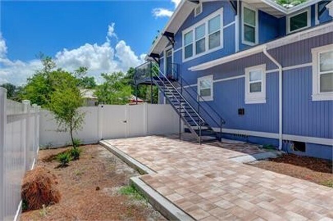Building Photo - CHARMING 2 BEDROOM, 1 BATH HOME WITH SPACI...