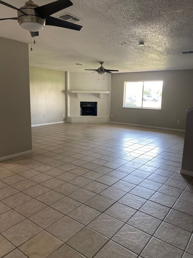 Large 3 bedroom townhome - Large 3 bedroom townhome