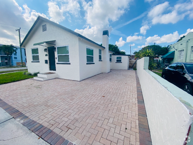 Building Photo - 828 SW 43rd Ave Rental