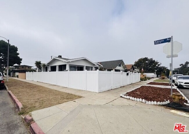 1100 W 48th St