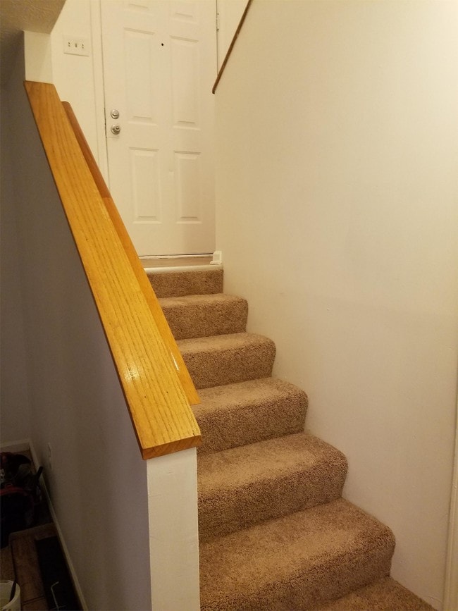 Photo - 209 Creekside Ct