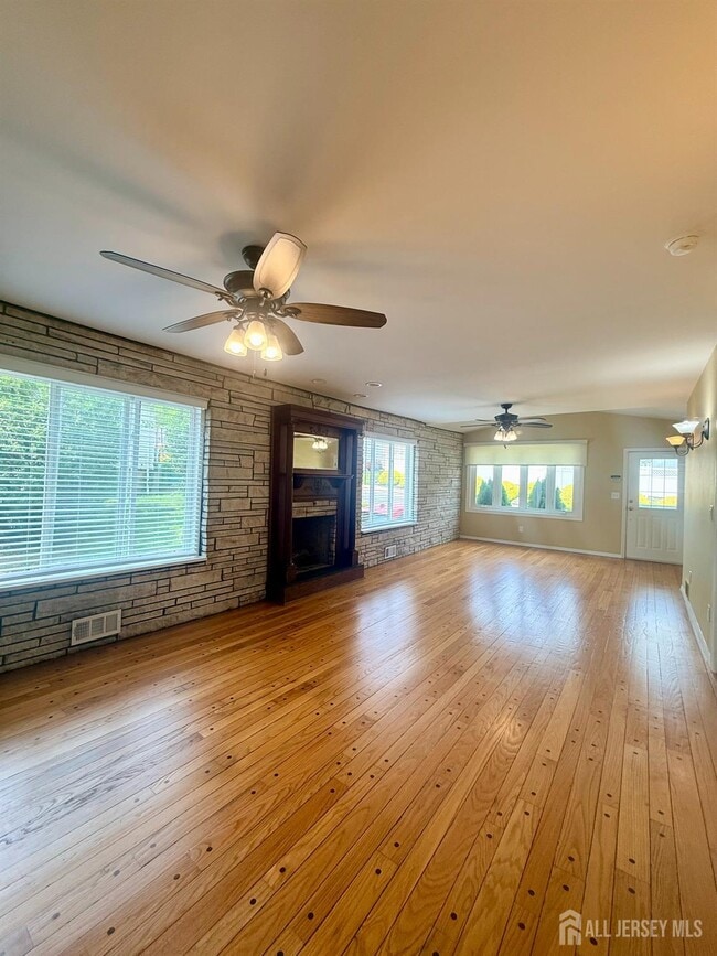 Photo - 363 Portia St