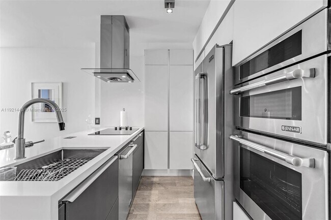 Building Photo - 55 SE 6th St Unit 3007