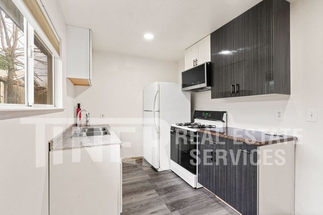 Photo - 2922 Walnut Ave