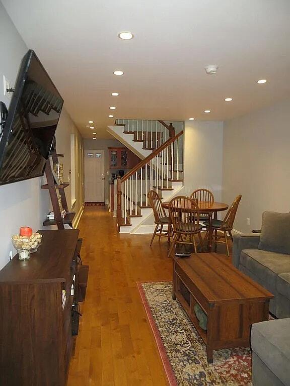 Photo - 1639 Carpenter St