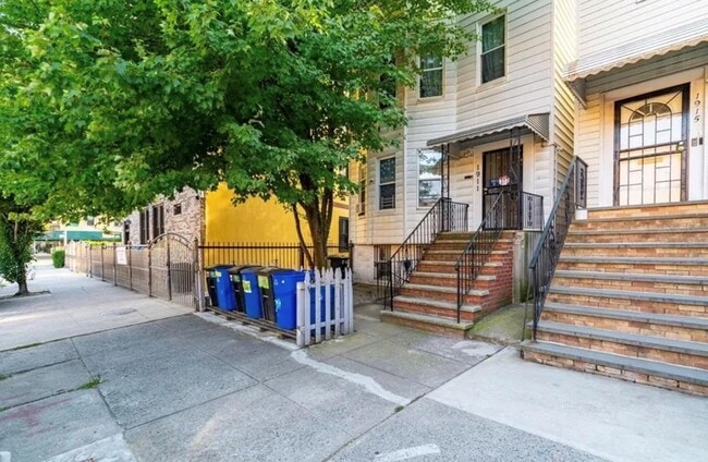 Building Photo - 1911 Matthews Ave Rental