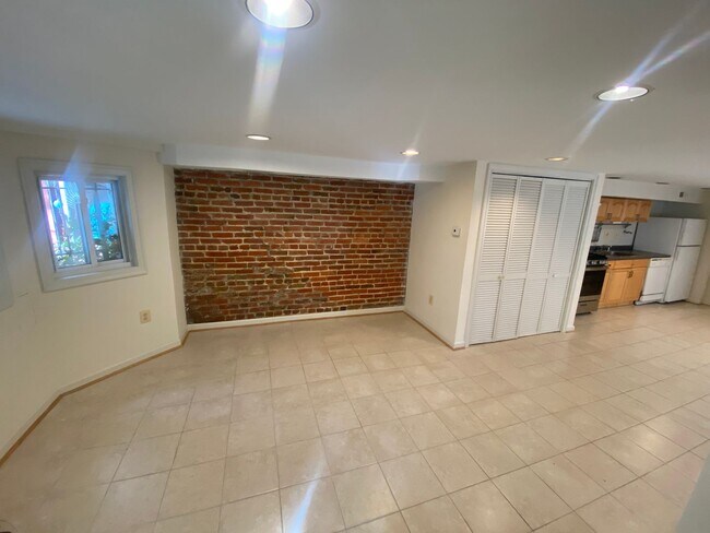 Photo - 3157 18th St NW Unidad 1 (Down)