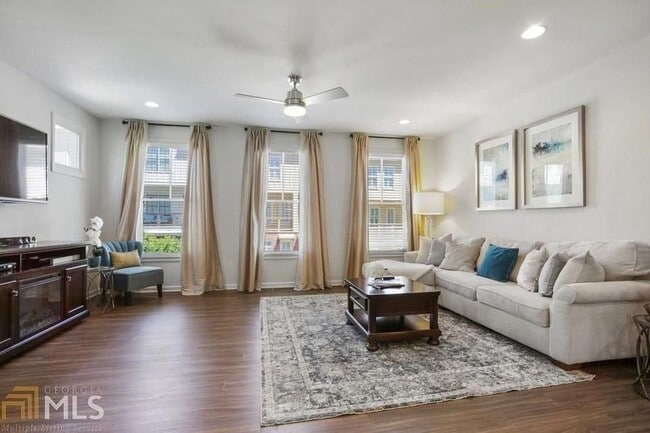 Photo - 760 Winton Way