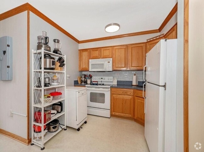 Building Photo - 833 Eisenhower Dr Rental