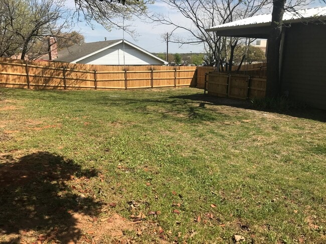 Photo - 1106 Foster Ln