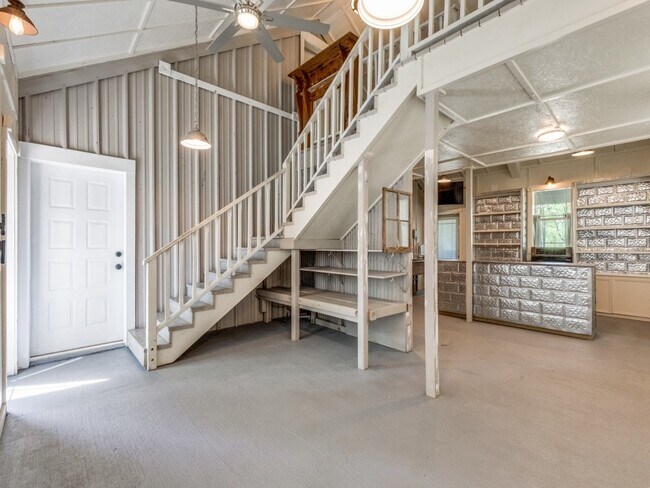 Photo - 1005 Center Cir