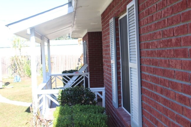 Quiet 3/2 Brick Home in Marianna - Quiet 3/2 Brick Home in Marianna