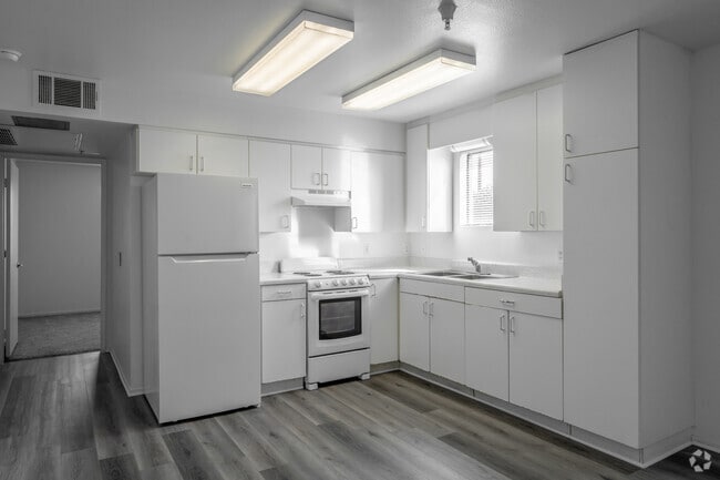 1BR, 1BA - 500SF - Kitchen - Rose Gardens Apartments
