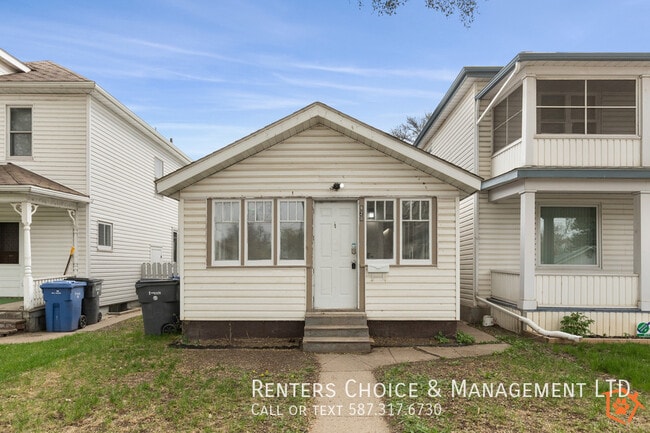 Building Photo - Pet Friendly, Renovated House Near Downtown Medicine Hat
