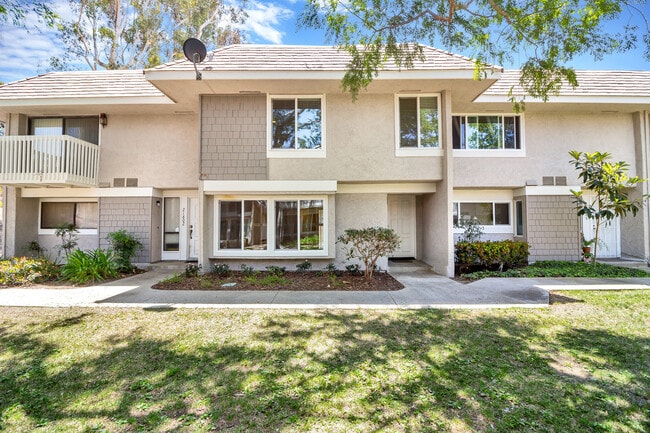 Building Photo - Live by the Lakeside - Upgraded Spacious TOWNHOME in Lakeside Park