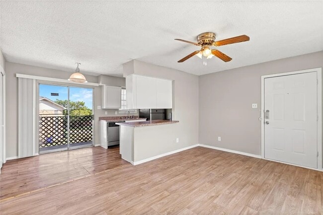 Photo - 1625 Mary K Ln Unidad 1627