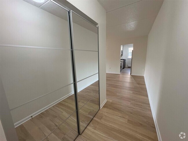 Building Photo - 2 Consulate Dr Unit 1K Rental