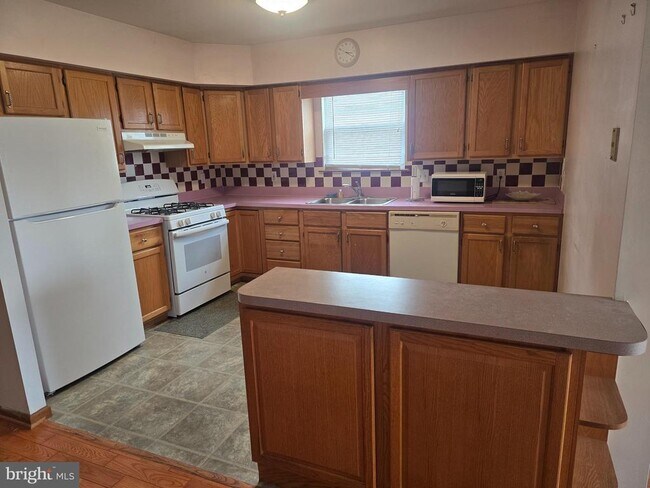 Photo - 524 Longshore Ave