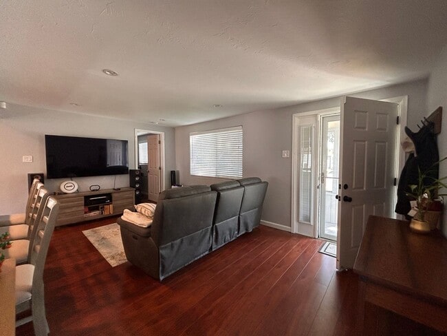 1571 W Cedar Ave