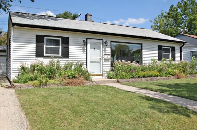 Welcome Home! - 6422 W Verona Ct House