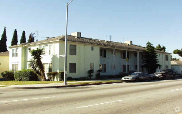 Building Photo - 5404-5412 San Vicente Blvd LP