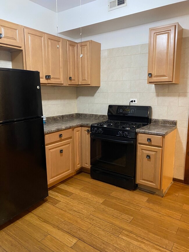 Cocina 1 piso trasero - 1800 W 21st Plz Unidad 1 Floor Rear