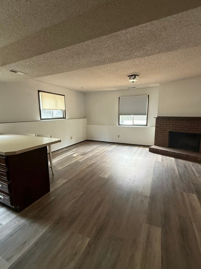 Building Photo - 1301 3rd St SE Unit Residential Quiet Apartment