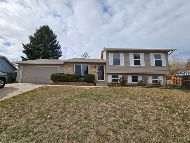Building Photo - Lovely Aurora Tri-Level 4 Beds w/ New Paint, Carpet, Blinds, Huge Fenced Yard