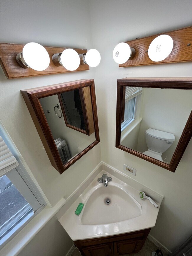 Bathroom Picture 2/2 - 215 E Cliff St Unit Second Floor